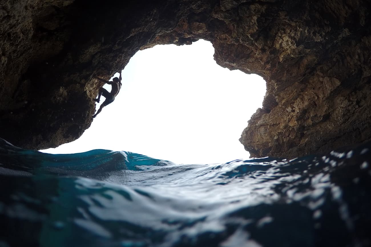 Mallorca deep water solo rock climbing Rockbusters cala barquez