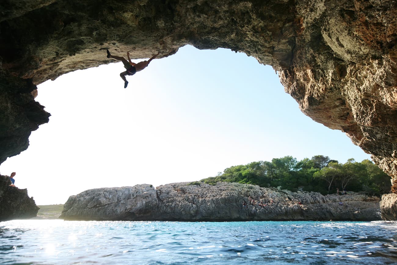 Mallorca deep water solo rock climbing Rockbusters Jany Cala Barquez